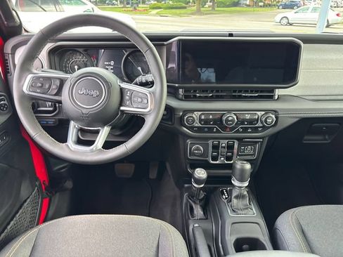Used 2025 Jeep Wrangler Unlimited Sahara w/ Safety Group AWD/4WD image 10