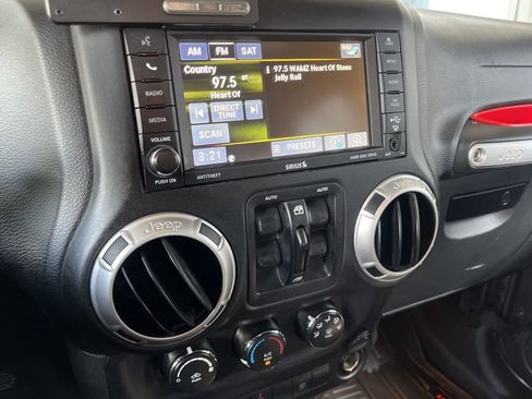 Used 2017 Jeep Wrangler Unlimited Sahara w/ Connectivity Group image 31