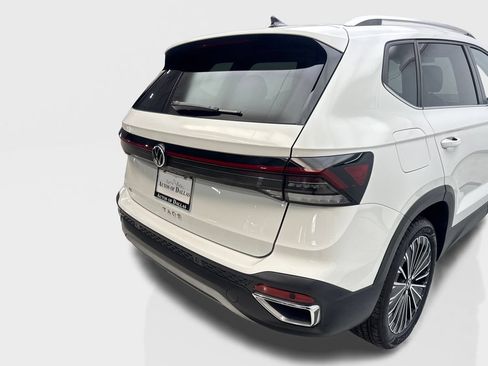 Used 2025 Volkswagen Taos SE w/ Panoramic Sunroof Package FWD image 18
