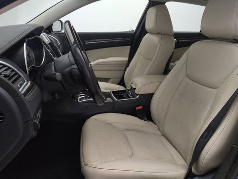 Used 2016 Chrysler 300 C image 17