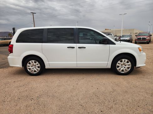 Used 2019 Dodge Grand Caravan SE w/ UConnect Hands-Free Group FWD image 4