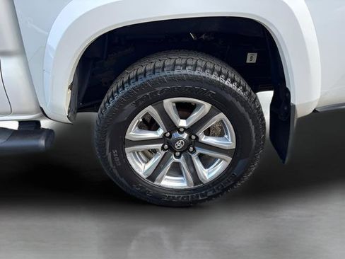 Used 2017 Toyota Tacoma Limited w/ Tow Package AWD/4WD image 21