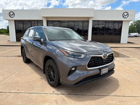 Used 2023 Toyota Highlander LE FWD image 2