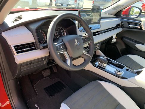 New 2025 Mitsubishi Outlander SE image 10