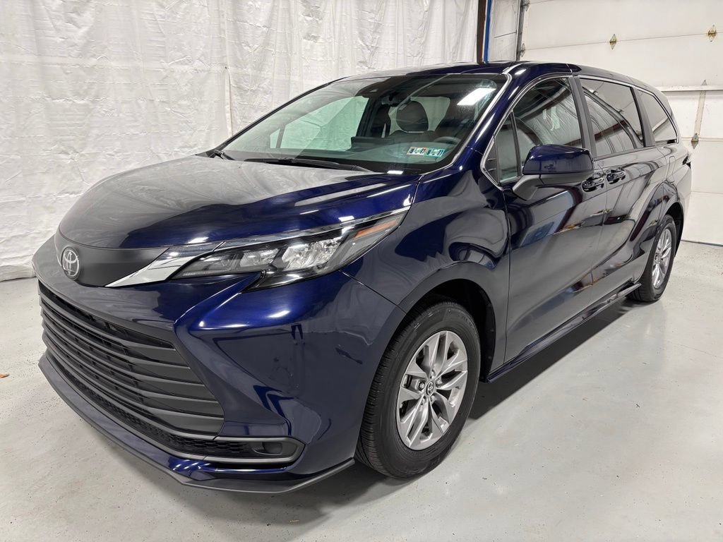 Used 2026 Toyota Sienna LE AWD/4WD image 3
