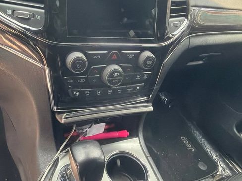 Used 2020 Jeep Grand Cherokee Overland AWD/4WD image 6