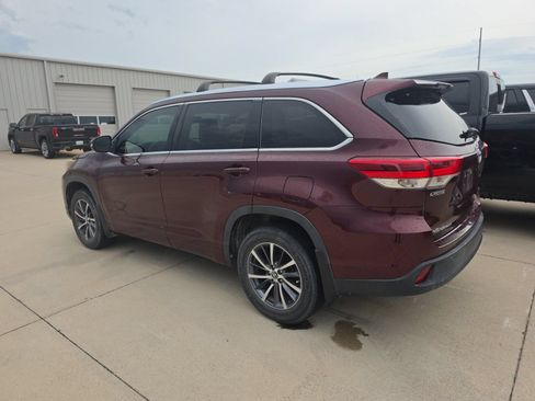 Used 2017 Toyota Highlander XLE FWD image 3