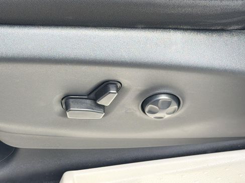 Used 2023 Chrysler Voyager LX FWD image 21