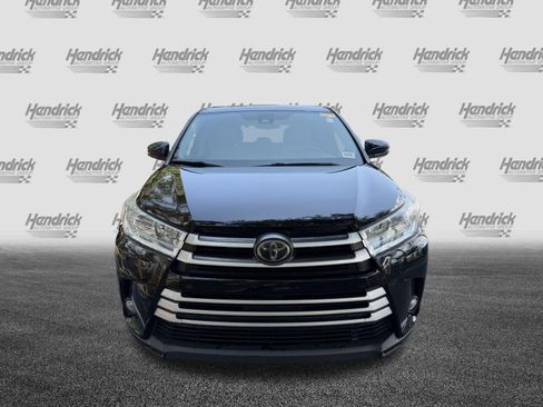 Used 2017 Toyota Highlander Plus FWD image 3