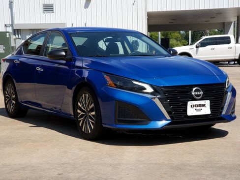 Used 2025 Nissan Altima 2.5 SV FWD image 2