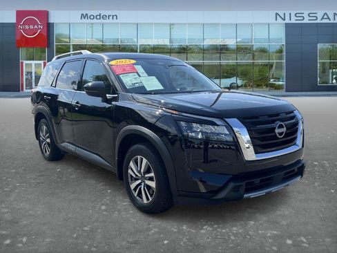 Certified 2025 Nissan Pathfinder SL w/ Cargo Package FWD image 3