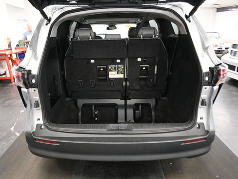 Certified 2025 Toyota Sienna XLE FWD image 25