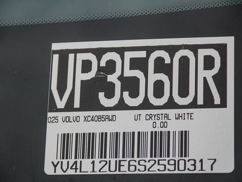 Used 2025 Volvo XC40 B5 Plus image 31
