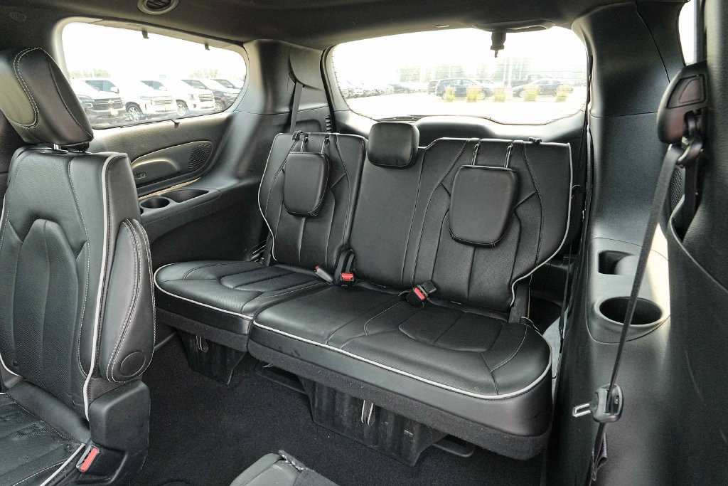 Used 2025 Chrysler Pacifica Limited FWD image 21