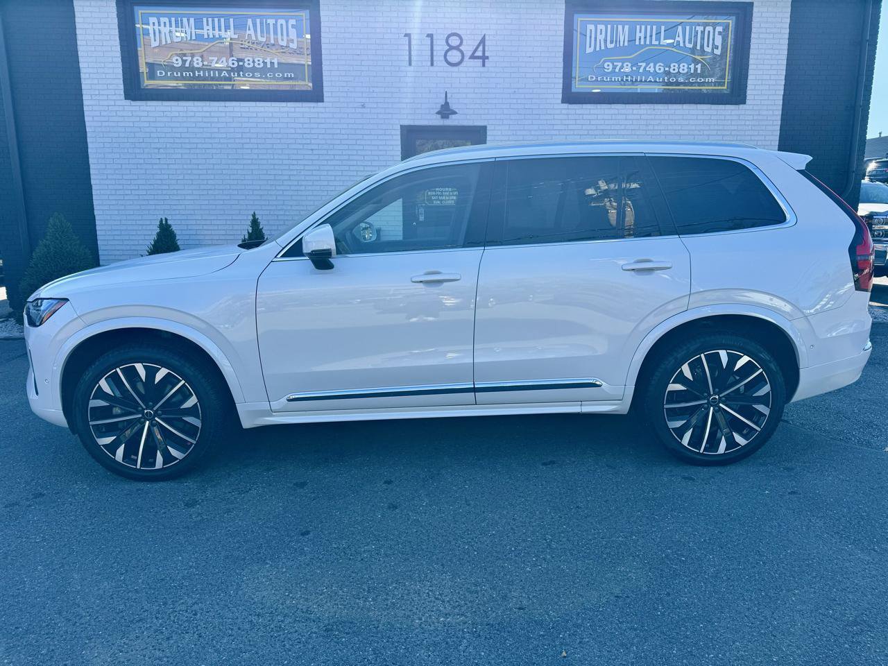 Used 2025 Volvo XC90 B6 Plus w/ Protection Package Premier AWD/4WD image 2