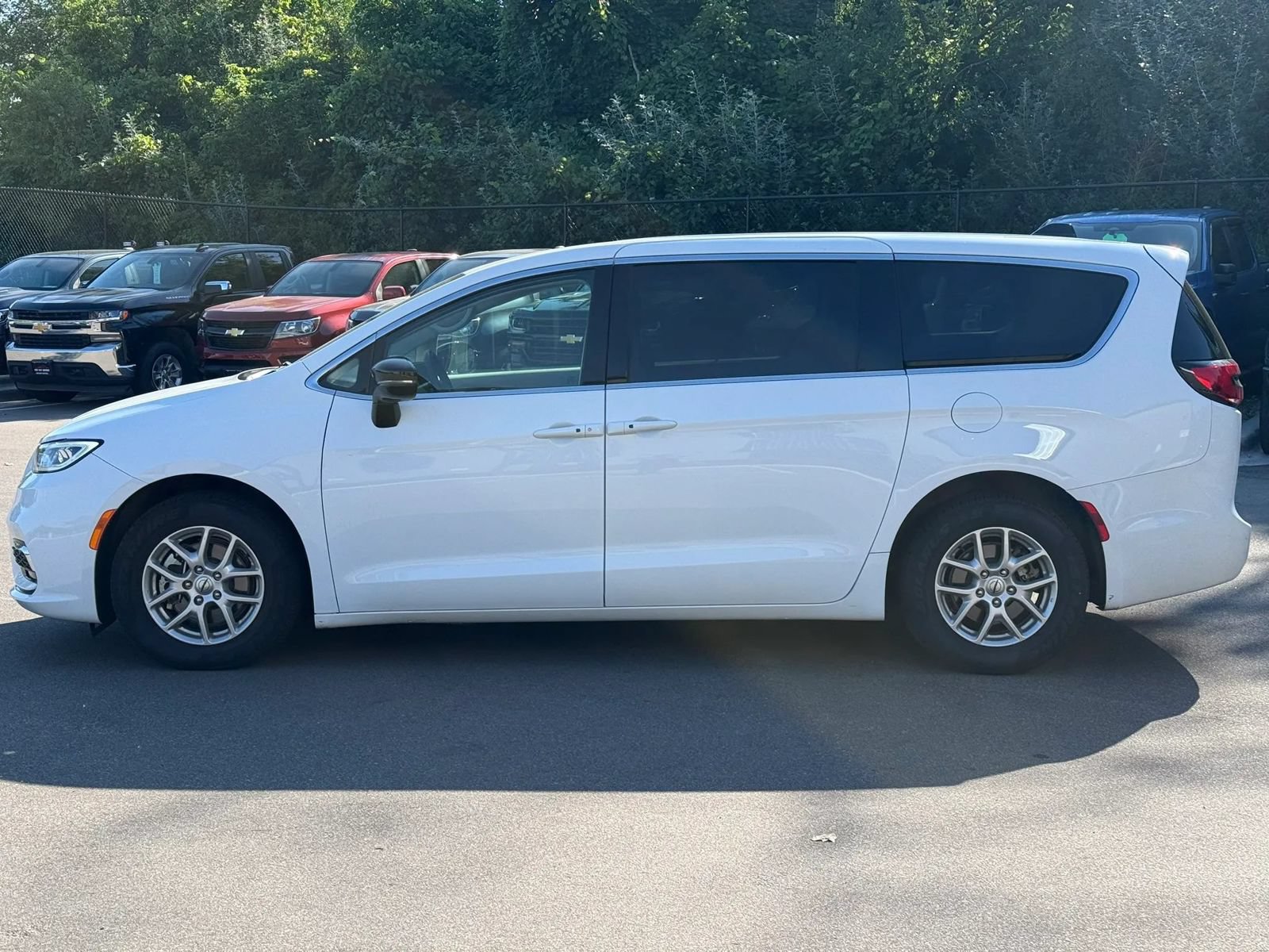 Used 2024 Chrysler Pacifica Touring-L FWD image 2