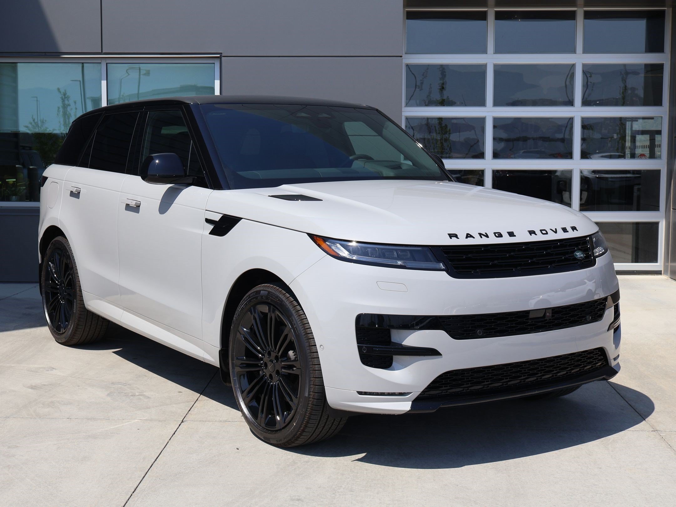 New 2026 Land Rover Range Rover Sport Dynamic SE AWD/4WD image 3