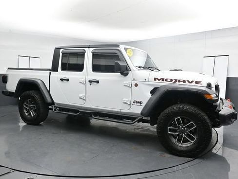 Used 2024 Jeep Gladiator Mojave w/ Technology Group AWD/4WD image 2