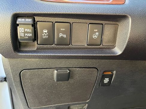 Used 2020 Toyota Sienna Limited image 35