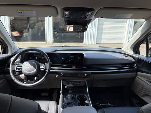 Used 2025 Kia Carnival FWD image 19