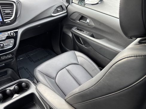 Used 2025 Chrysler Pacifica Select FWD image 19