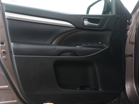 Used 2018 Toyota Highlander XLE w/ Carpet Mat Package (TMS) image 23