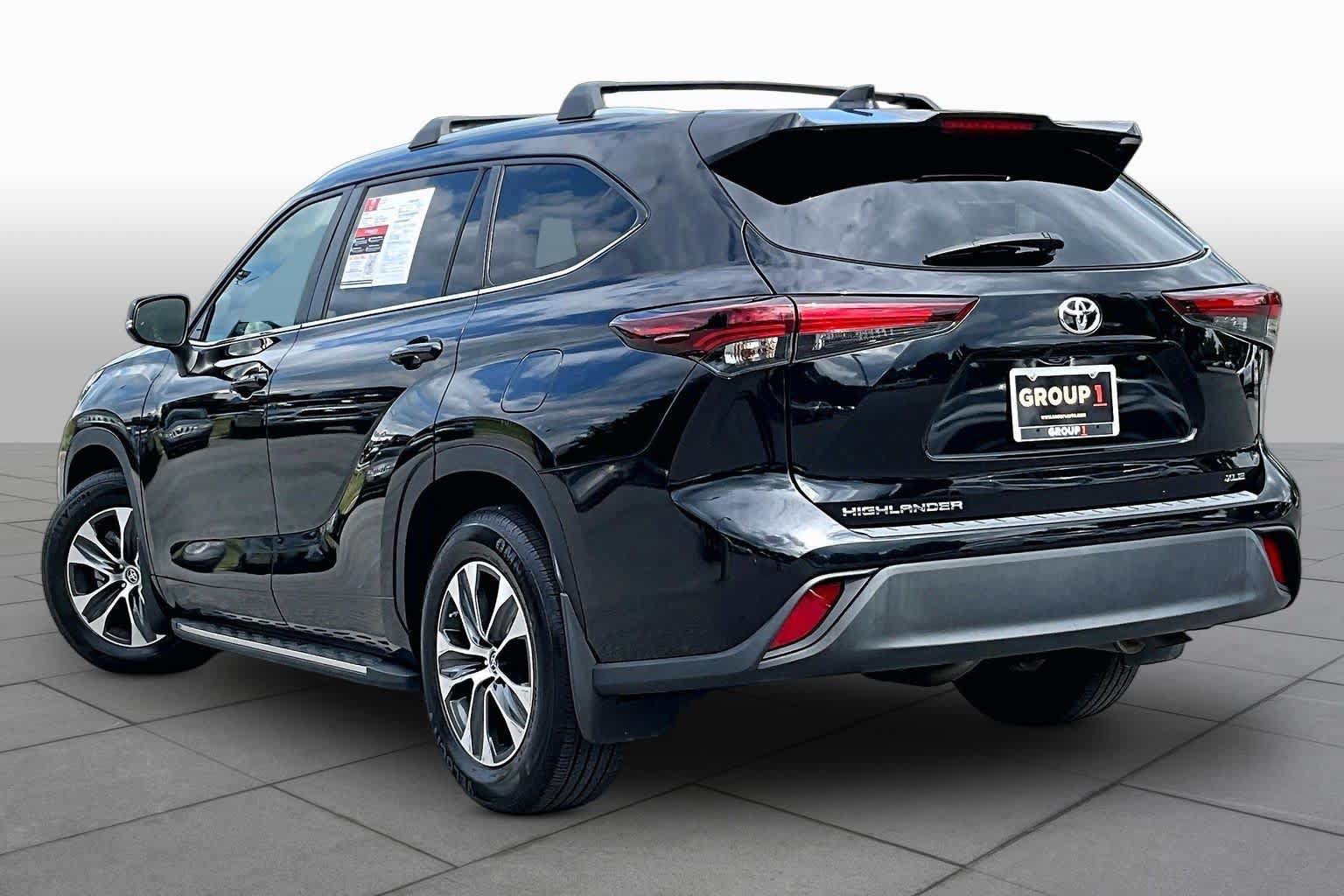 Used 2024 Toyota Highlander XLE FWD image 12