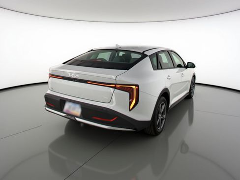 Used 2025 Kia K4 LXS image 9