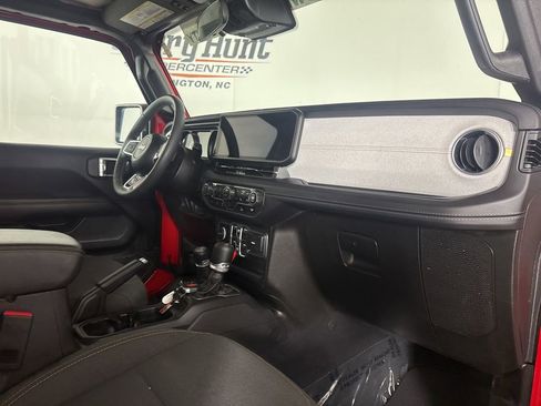 Used 2025 Jeep Wrangler Unlimited Sahara AWD/4WD image 28