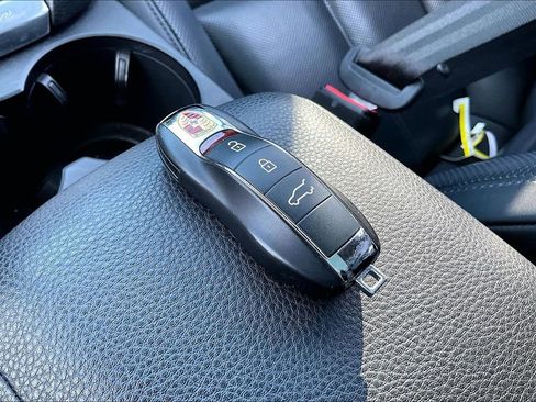 Used 2023 Porsche Macan Turbo image 35