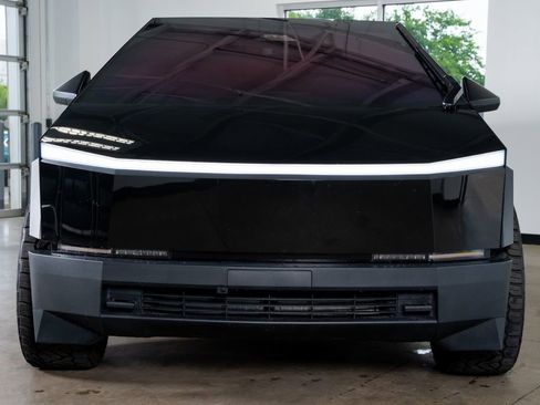 Used 2024 Tesla Cybertruck AWD Crew Cab image 4