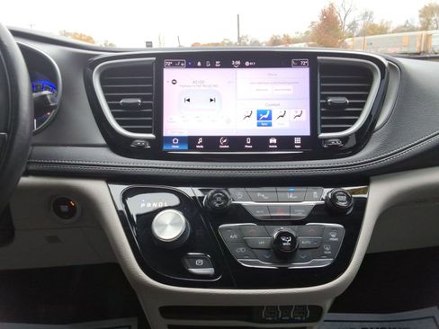 Used 2022 Chrysler Pacifica Touring-L image 15