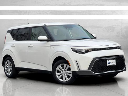 Used 2023 Kia Soul LX image 2