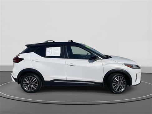 Used 2021 Nissan Kicks SR w/ Exterior Package image 3