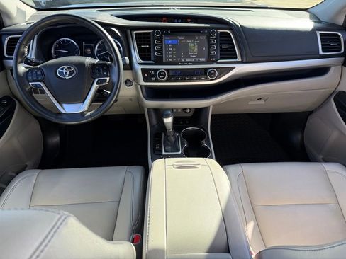 Used 2019 Toyota Highlander XLE image 16
