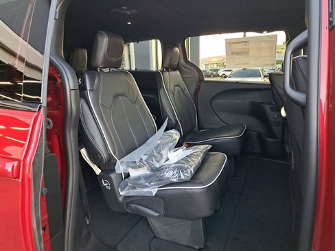 New 2026 Chrysler Pacifica Limited w/ Uconnect Theater Family Group image 15