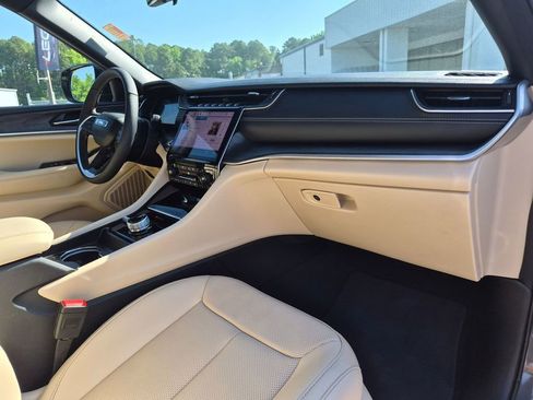 Used 2025 Jeep Grand Cherokee L Limited w/ Luxury Tech Group II image 37