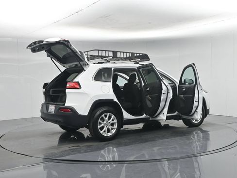 Used 2017 Jeep Cherokee Latitude FWD image 6