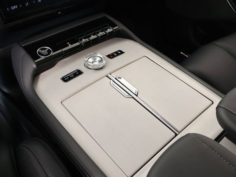 New 2025 Lincoln Navigator Reserve w/ Jet Appearance Package AWD/4WD image 9