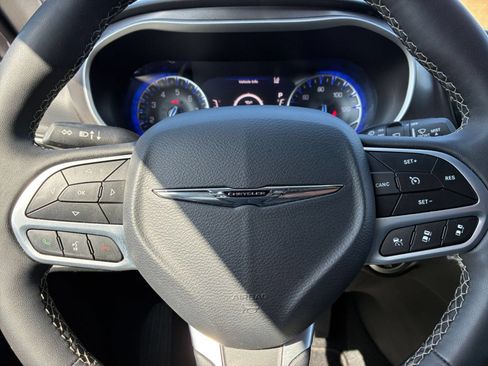 Used 2025 Chrysler Pacifica Select FWD image 24