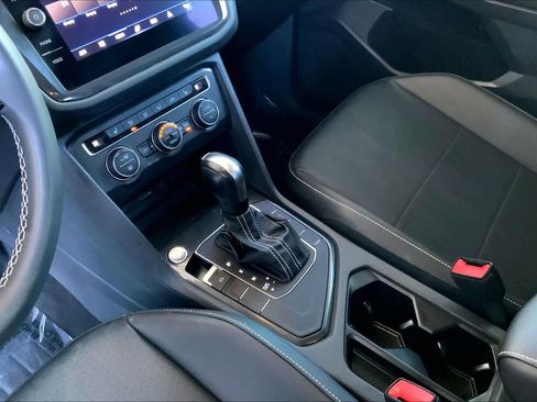 Used 2021 Volkswagen Tiguan SE image 18