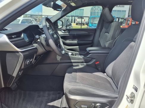Used 2024 Jeep Grand Cherokee Laredo X w/ Luxury Tech Group I RWD image 18