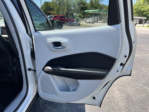 Used 2018 Jeep Compass Latitude w/ Popular Equipment Group AWD/4WD image 32