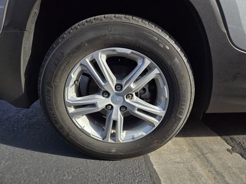 Used 2023 GMC Terrain SLE w/ Driver Convenience Package image 4