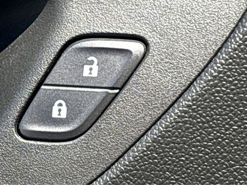 Used 2023 Chevrolet TrailBlazer LT FWD image 28