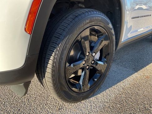 Used 2024 Jeep Grand Cherokee Limited w/ Black Appearance Package image 10