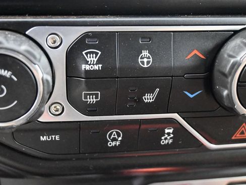 Used 2022 Jeep Wrangler Unlimited Sahara w/ Cold Weather Group AWD/4WD image 10