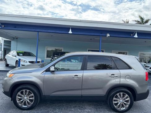 Used 2011 Kia Sorento EX w/ Limited Pkg FWD image 2