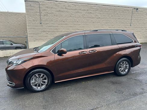 Used 2023 Toyota Sienna XLE w/ XLE Plus Package AWD/4WD image 8