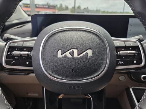 Used 2025 Kia Carnival FWD image 30